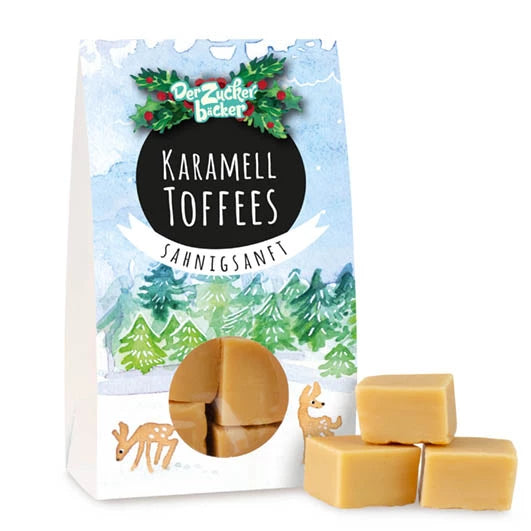 Paket Karamelltoffees mit weihnachtlichem Motiv und einigen Toffees außerhalb der Verpackung.