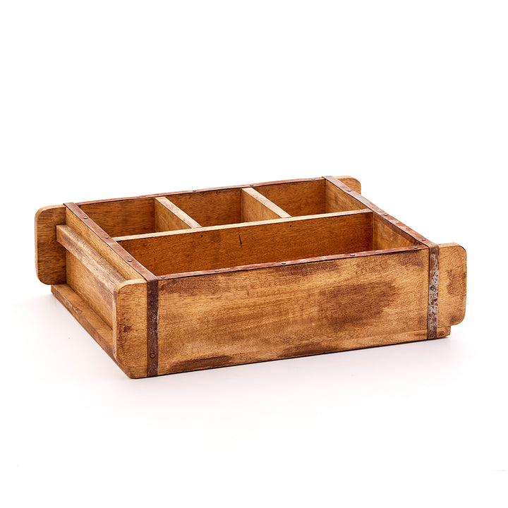 Holzkiste mit Fächern, rechteckig, auf weißem Hintergrund.
