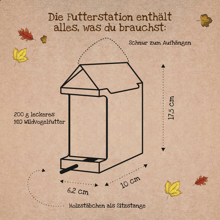 Skizze einer Futterstation mit Beschriftungen auf Deutsch, die Maße und Bestandteile wie Schnur zum Aufhängen, Holzstäbchen als Sitzstange und 200 g BIO Wildvogelfutter zeigen.
