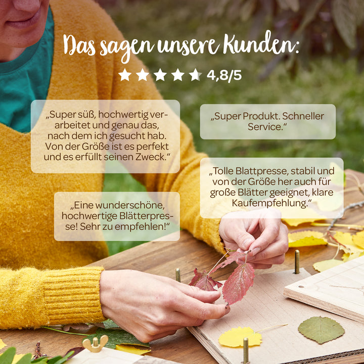 Eine Person in gelbem Pullover benutzt eine Blätterpresse aus Holz auf einem Tisch im Freien, umgeben von bunten Blättern und Kundenbewertungen mit einer Bewertung von 4,8 von 5 Sternen.