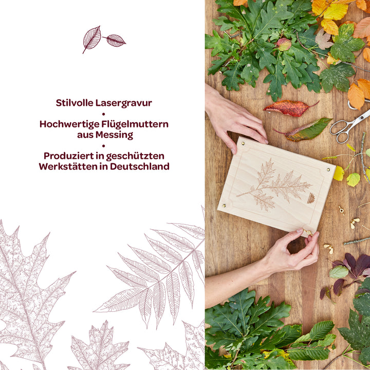 Zwei Hände halten eine Holzplatte mit einer filigranen Lasergravur eines Blattes, umgeben von verschiedenen bunten Herbstblättern und Bastelmaterialien; daneben Text mit Informationen zu Lasergravur, Messing-Flügelmuttern und Produktion in Deutschland.