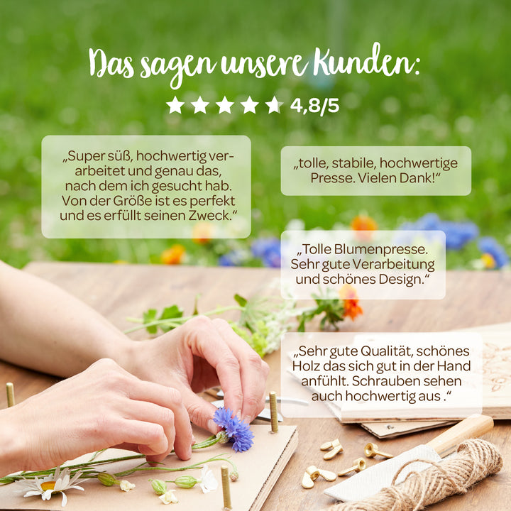 Person legt bunte Blumen in eine Holzpresse auf einem Holztisch im Freien; darüber Kundenbewertungen auf Deutsch und eine Bewertung von 4,8/5 Sternen.