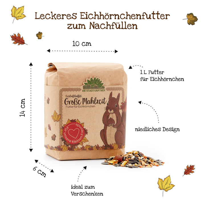 Papiertüte mit Eichhörnchenfutter, illustriertem Eichhörnchen und fallenden Blättern, Maße und Besonderheiten auf Deutsch hervorgehoben.