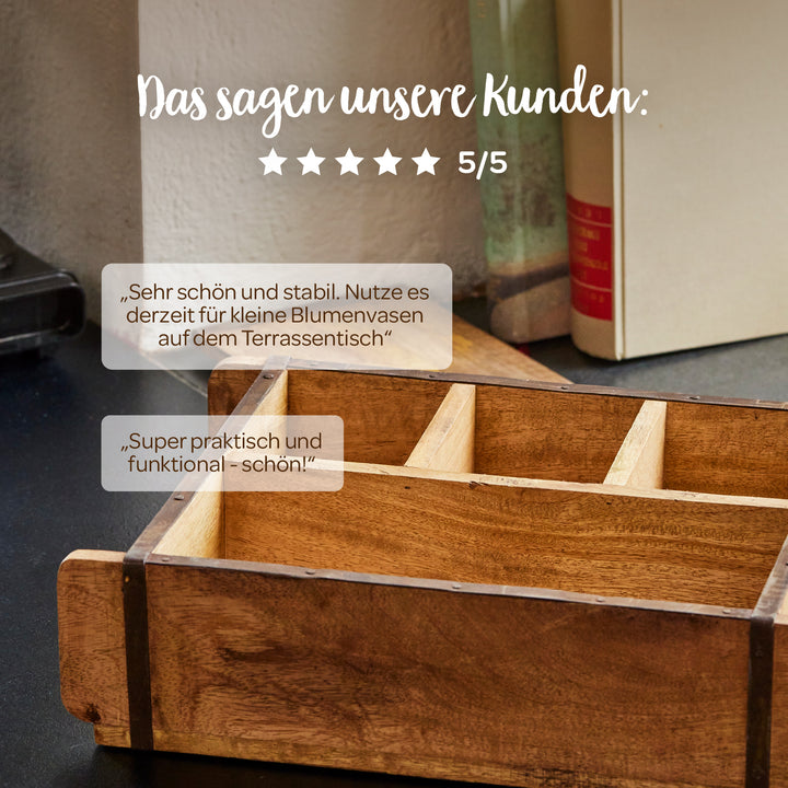 Holzbox mit Fächern steht auf einem Tisch, im Hintergrund stehen Bücher; darüber Kundenbewertungen auf Deutsch und fünf Sterne mit der Bewertung 5/5.