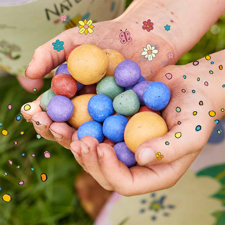 Samenbomben für Kinder in einer Hand