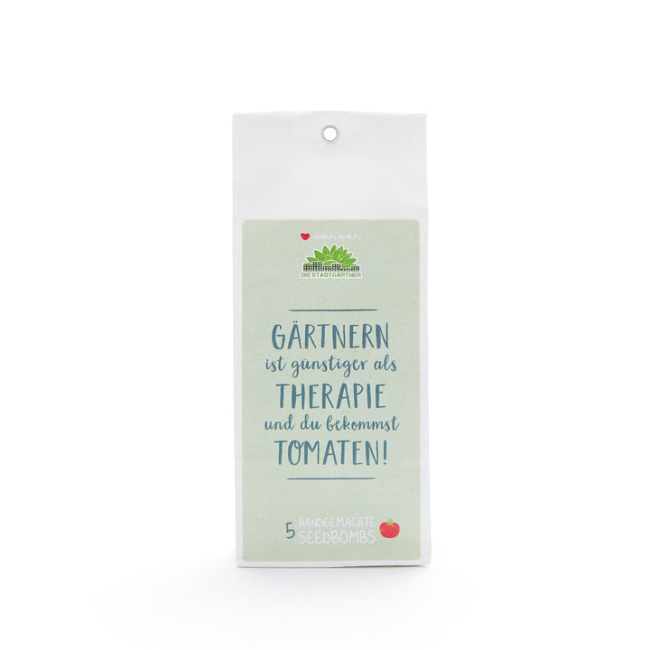 Verpackung für handgemachte Seedbombs mit dem Text "Gärtnern ist günstiger als Therapie und du bekommst Tomaten!" in Deutsch.